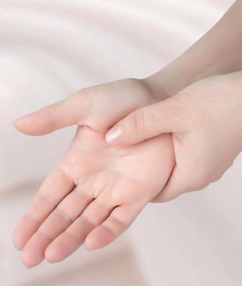 Main ouverte avec une autre main tenant le poignet - tunnel carpien | Leman hand Clinic Genève