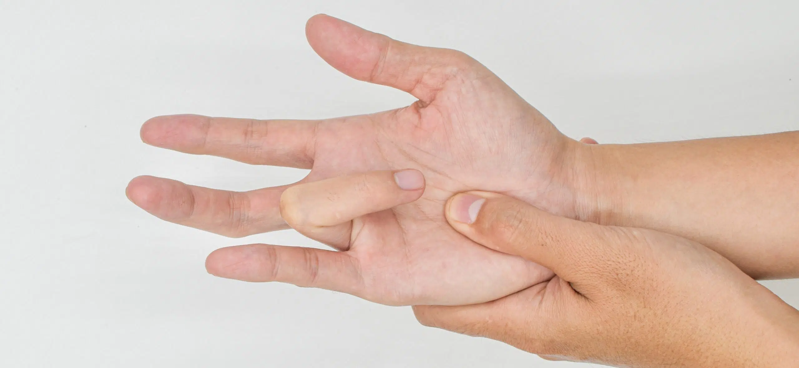 Le pouce d'une main appuie sur la pomme d'une autre main - quelles sont les conséquences | Leman hand Clinic Genève