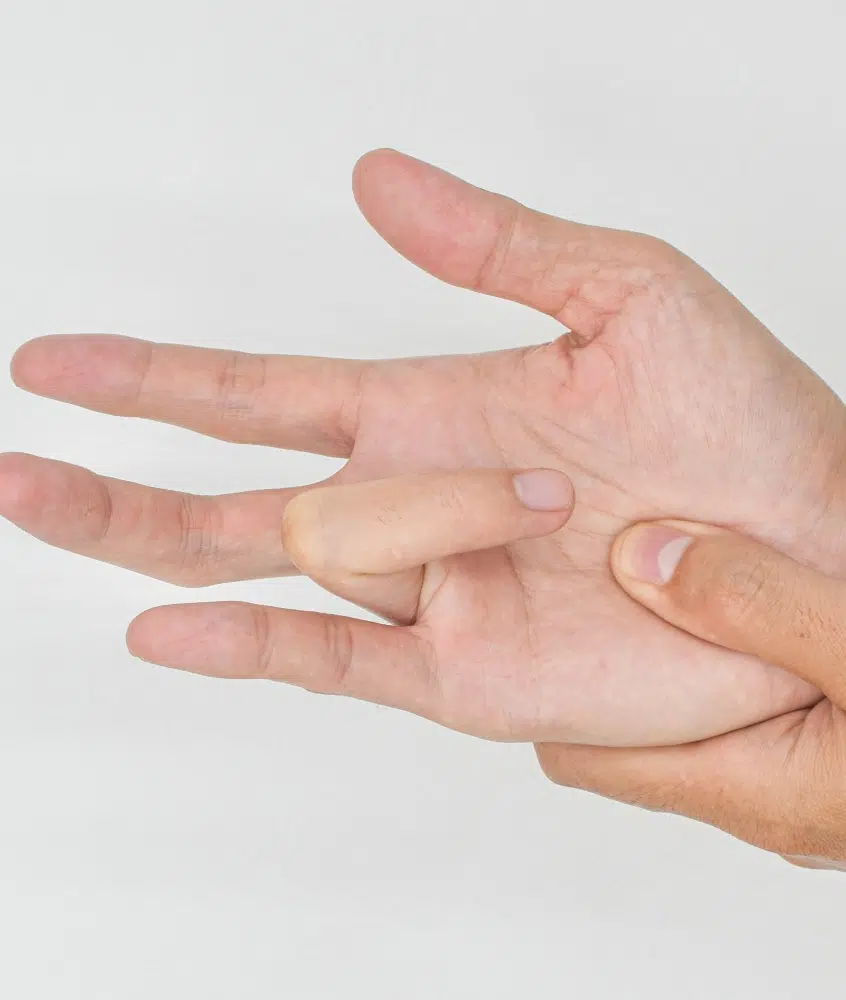 Main tenant et pliant le majeur d'une autre main - Article | Leman hand Clinic Genève