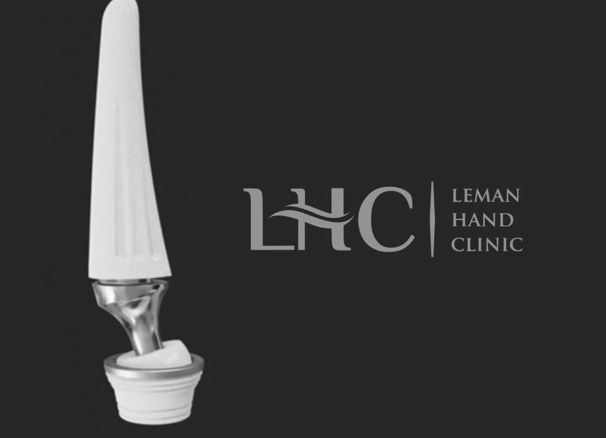 Image Montrant une prothèse orthopédique avec le logo et le nom de la clinique Leman Hand Clinic - Arhtroplastie pouce | Leman hand Clinic Genève