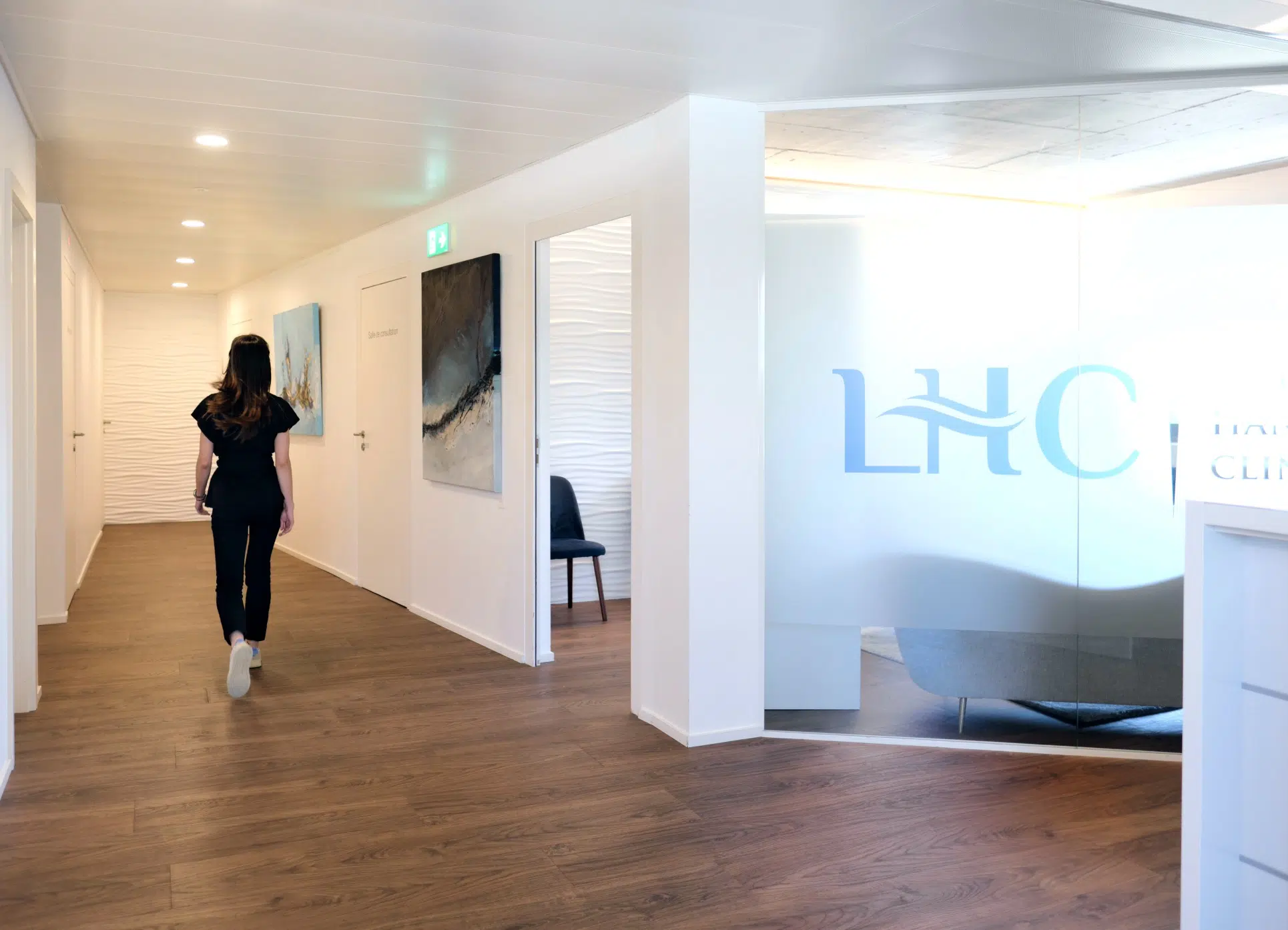 Couloir avec un jolie decor moderne - Le centre| Leman hand Clinic Genève