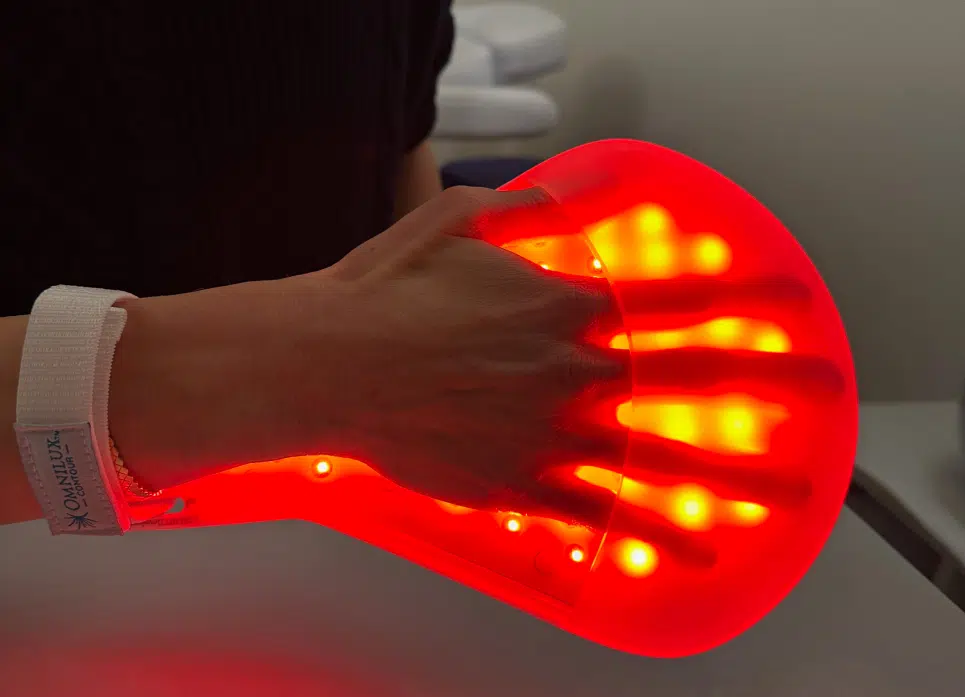 appareil qui enveloppe les doigts de la main - Luminothérapie | Leman hand Clinic Genève