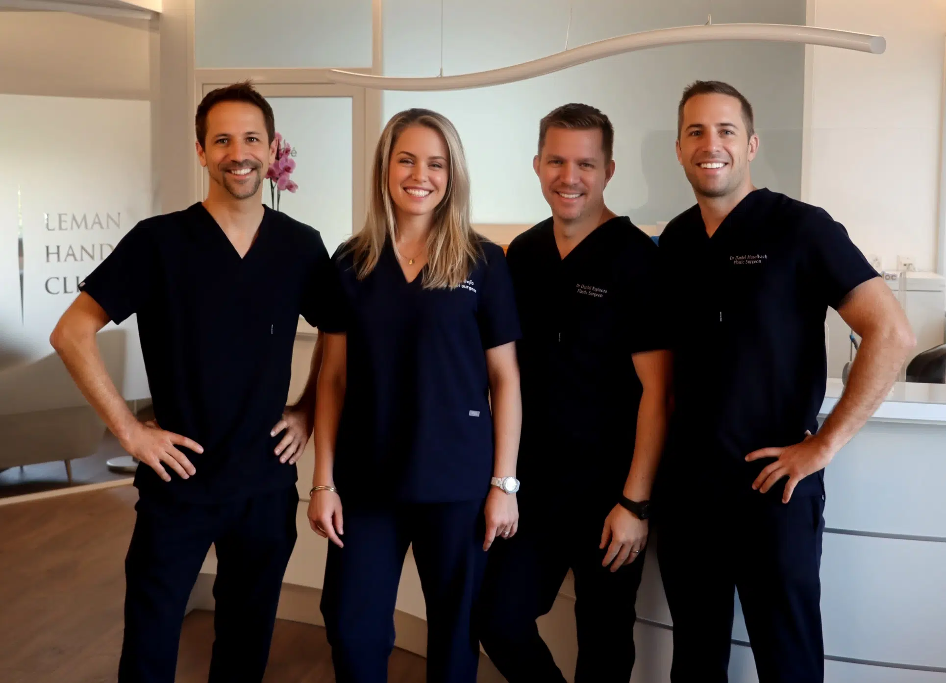 Photo de profile de trois hommes et une femme - l'équipe | Leman hand Clinic Genève