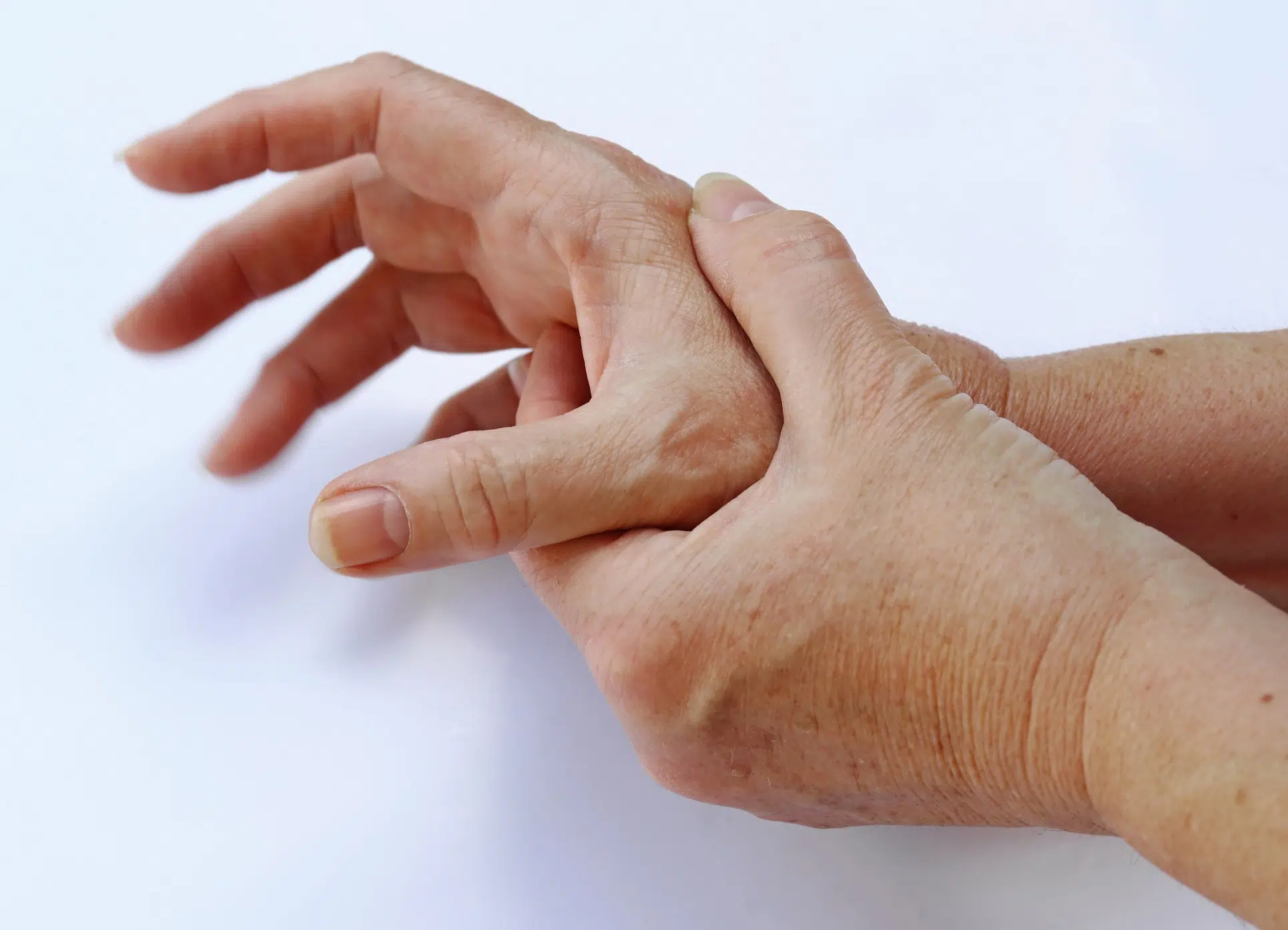 Main tenant le pouce d'une autre main Rhizarthrose | Leman hand Clinic Genève