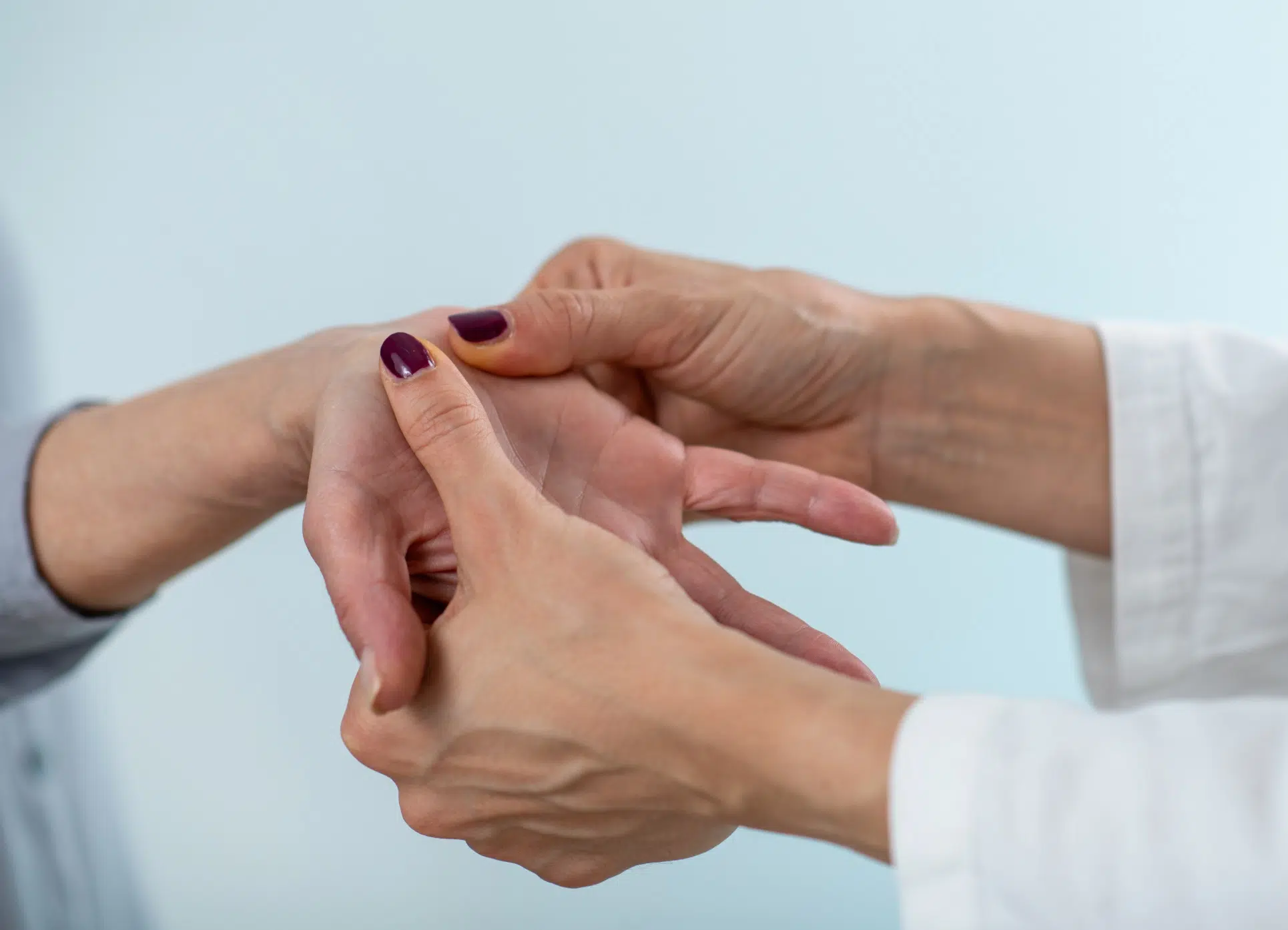 Médecin en train d'examiner la main d'une patiente - Syndrome du tunnel carpien pathologie | Leman hand Clinic Genève