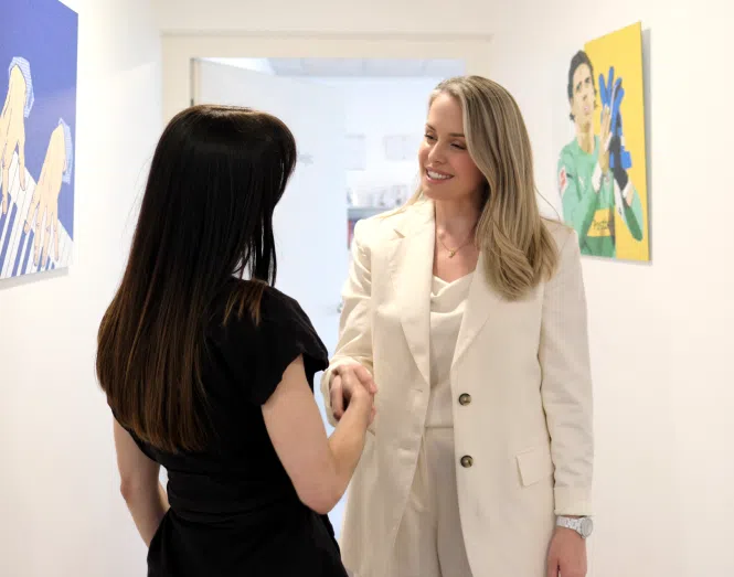 Deux femmes se saluant avec les mains | Leman hand Clinic Genève