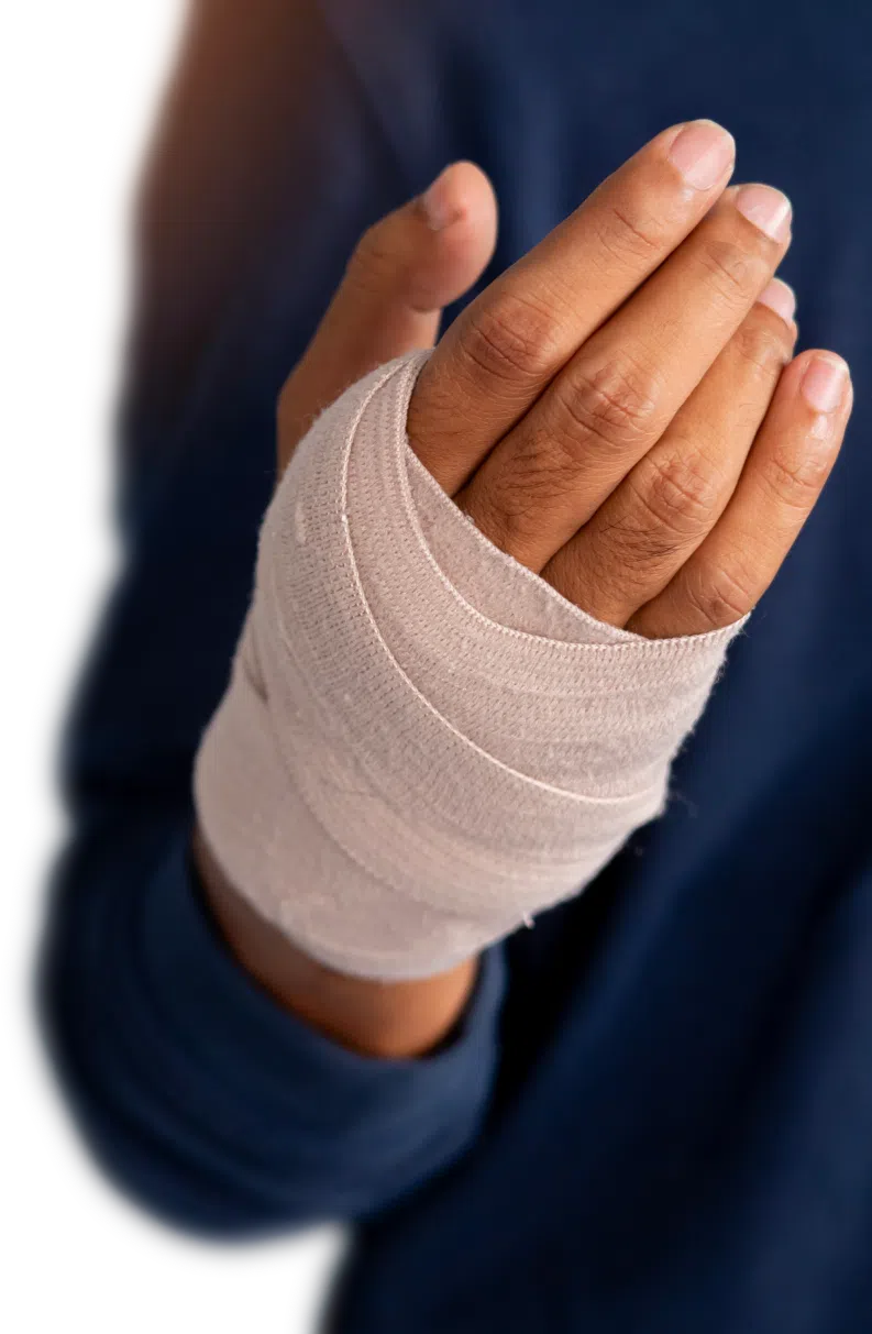 Main enveloppée dans un bandage - Chirurgie main poignet | Leman hand Clinic Genève