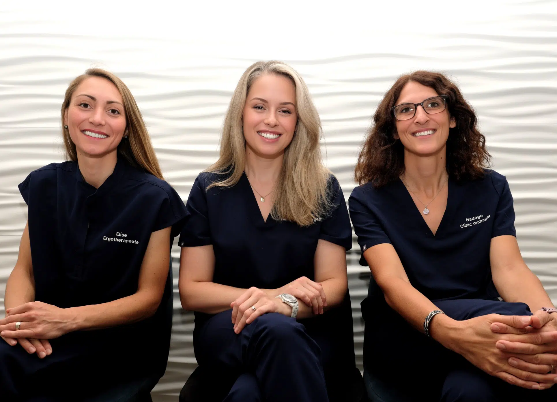 Photo de trois femmes assises - l'équipe | Leman hand Clinic Genève
