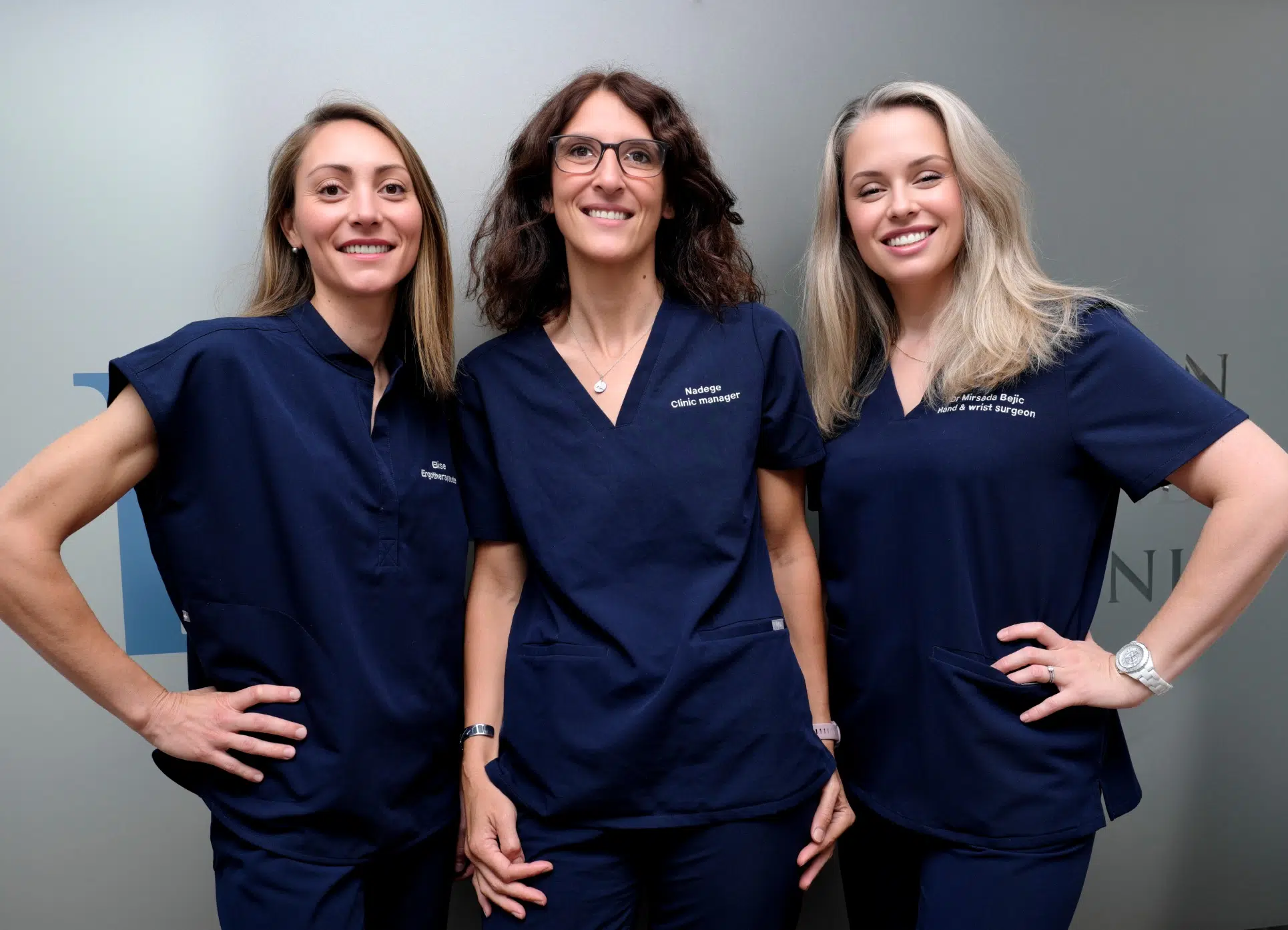 Photo de trois femmes souriante travaillant a leman hand clinic - notre histoire | Leman hand Clinic Genève